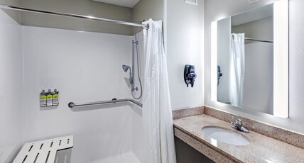 Holiday Inn Express and Suites Pryor Room Type - 2 Queen Standard Comm Access Roll Shower