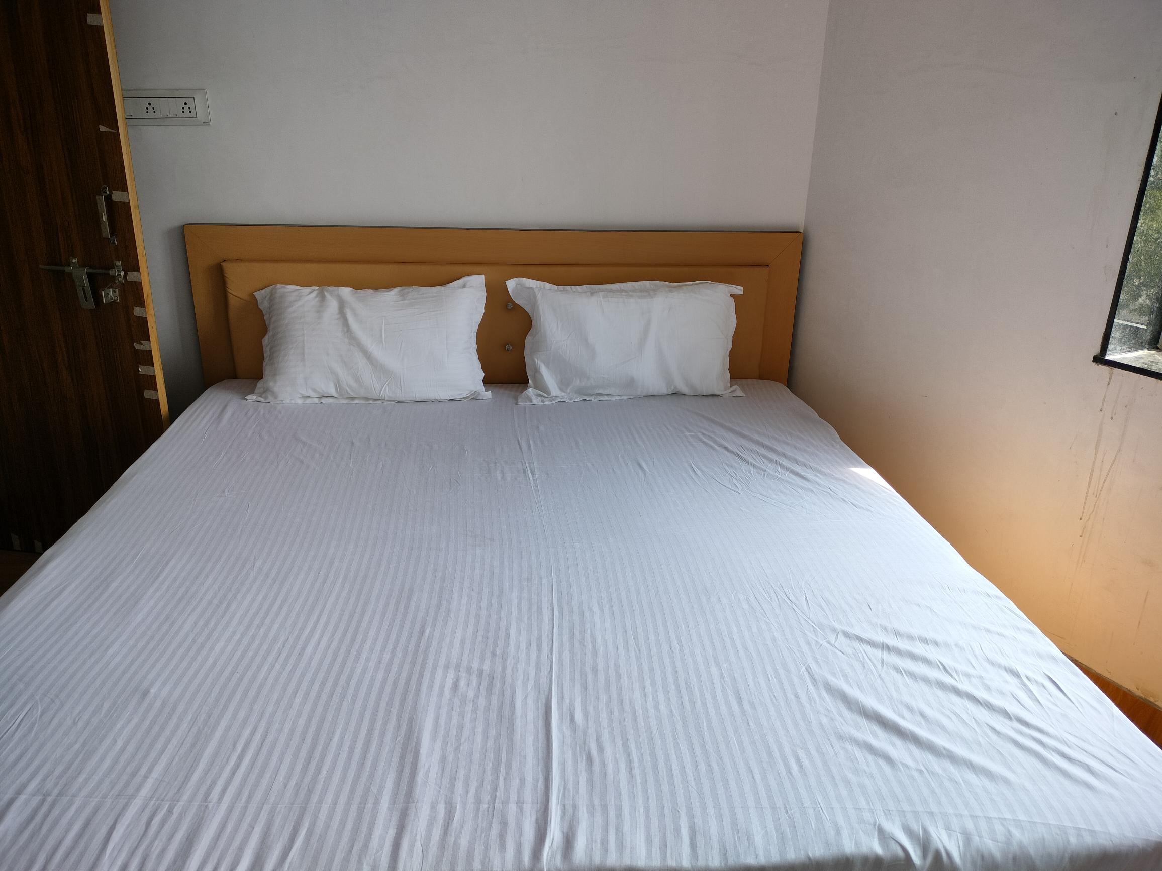 KANHA GUESTHOUSE AND RESTAURANT - Tap to explore photos