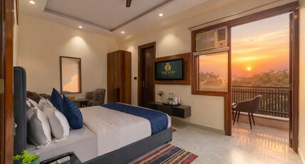 Elite Clark Room Type - Deluxe Balcony View Room