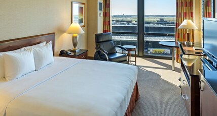 Hilton Chicago O'Hare Airport Room Type - PREMIUM KING BED