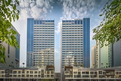 ELIVAAS Curated Modern Studio Near Dubai Mall, Walk to Dubai