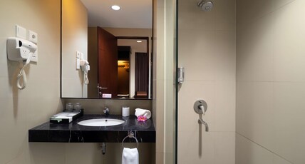 Best Western The Lagoon Room Type - 1 Queen Bed, Non-Smoking, Sea View, Deluxe Room, Full Breakfast