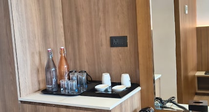 IJ Crowne Room Type - Deluxe Room AC