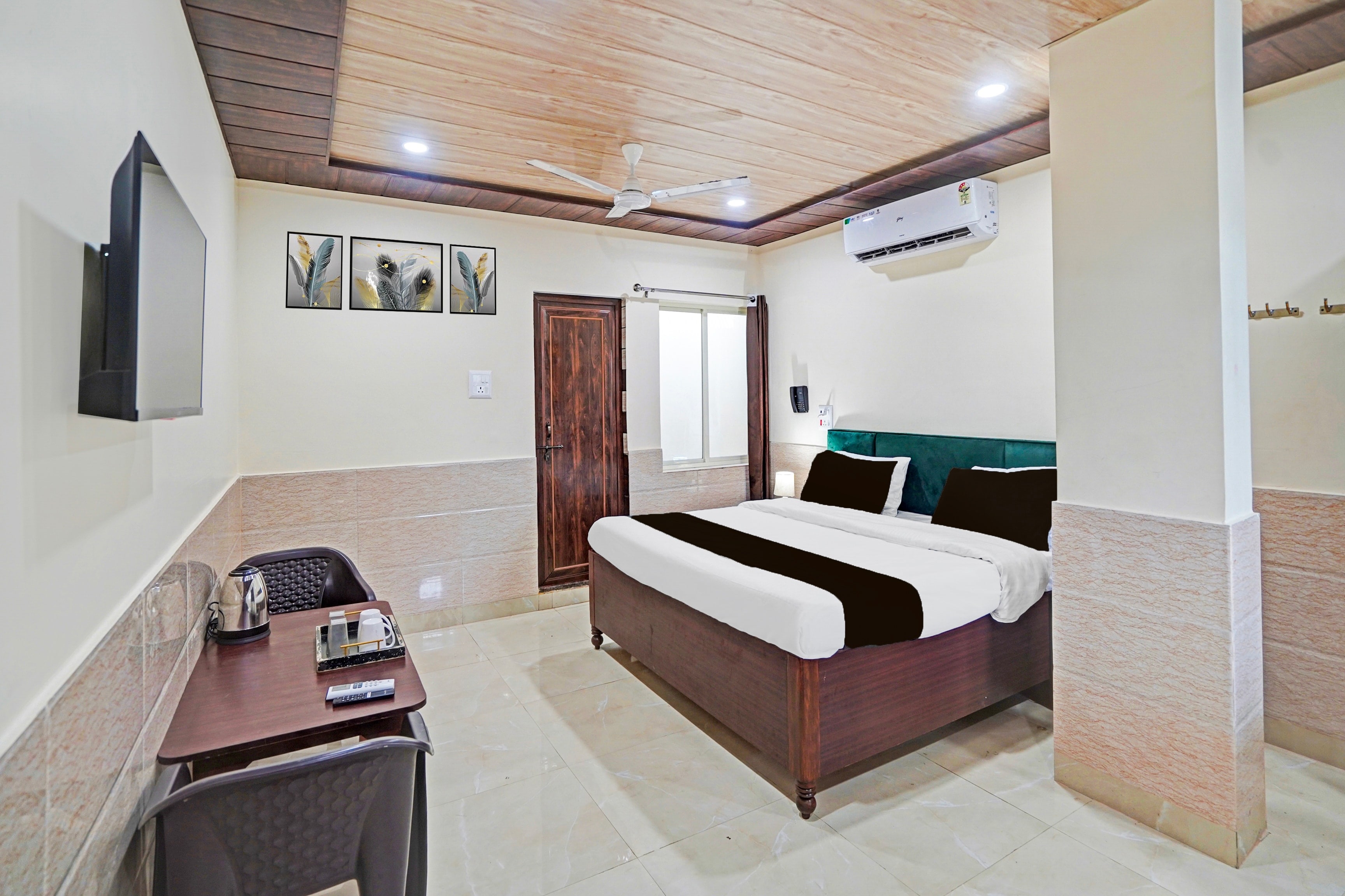 Super OYO Hotel O Varanasi Banaras Junction Formerly Girija Palace - Tap to explore photos