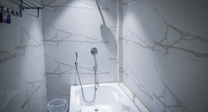 Hotel Leaf Studio near Medanta Room Type - LEAF LUXURY WITH BATHTUB