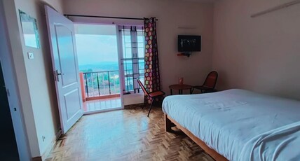Peak View Residency Room Type - Deluxe Room with Balcony and Mountain View