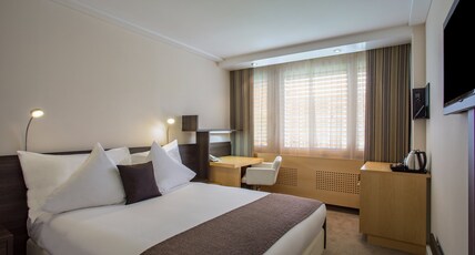 Crowne Plaza Zurich Room Type - 1 Queen Bed Standard