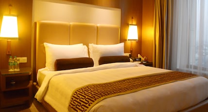 Crowne Plaza Hotel New Delhi Okhla by IHG Room Type - Standard Room 1 King Bed , Bathtub: Non Smoking Crowne Plaza Hotel New Delhi Okhla by IHG Room Type - Standard Room 1 King Bed , Bathtub: Non Smoking
