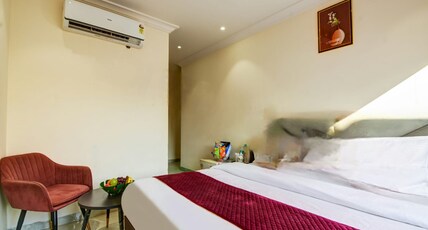 Hotel SS Near IGI Airport Room Type - Deluxe Room with City View