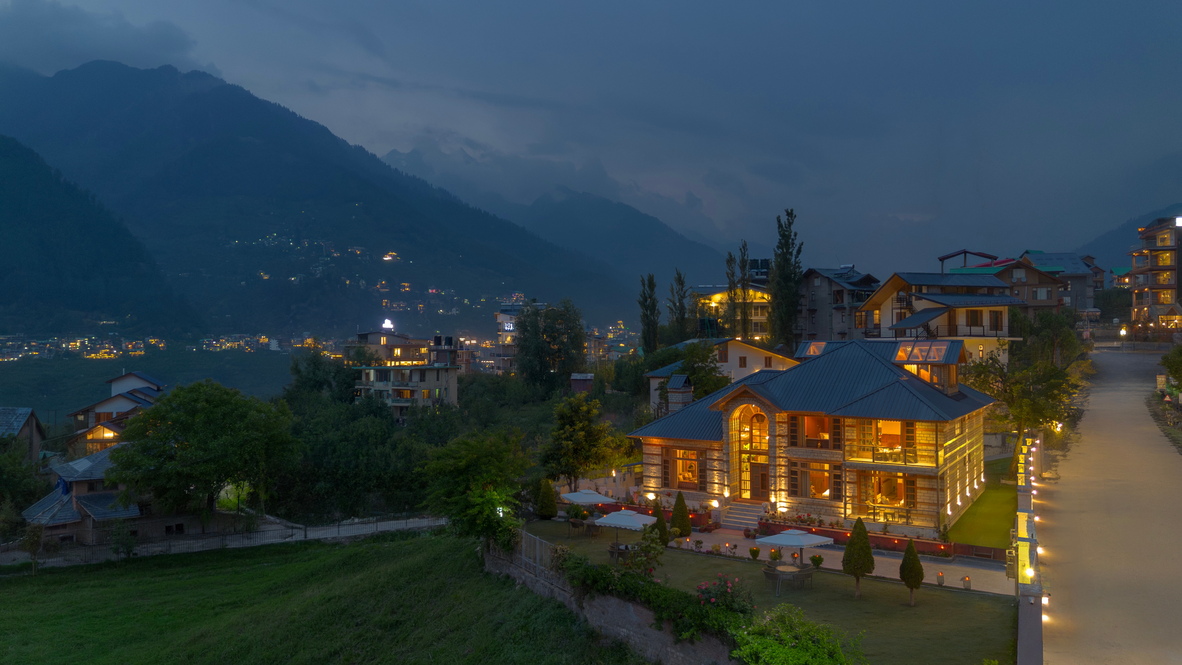 Padma Villa - Mountain Estate in Manali - Tap to explore photos