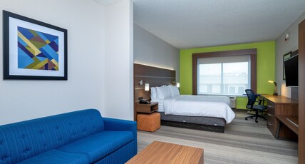 Holiday Inn Express & Suites WOODBRIDGE Room Type - 1 King Bed Suite Additional Living Area