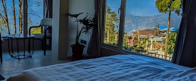 The Oak Retreat Lamahatta