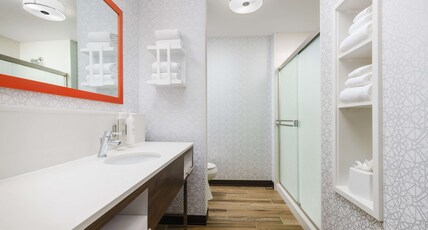Hampton Inn & Suites by Hilton West Sacramento Room Type - 1 KING BED NONSMOKING