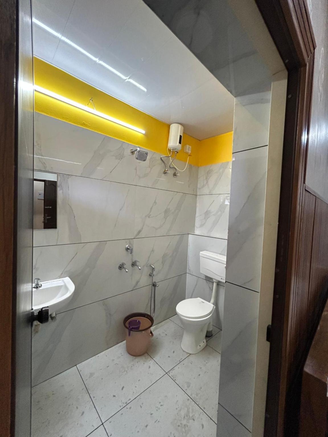 Sree Maheshwar Rooms - Tap to explore photos