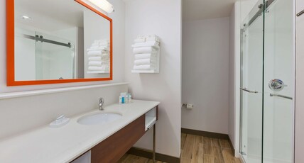 Hampton Inn & Suites Wells, NV Room Type - 1 KNG ACCESSIBLE TUB NS