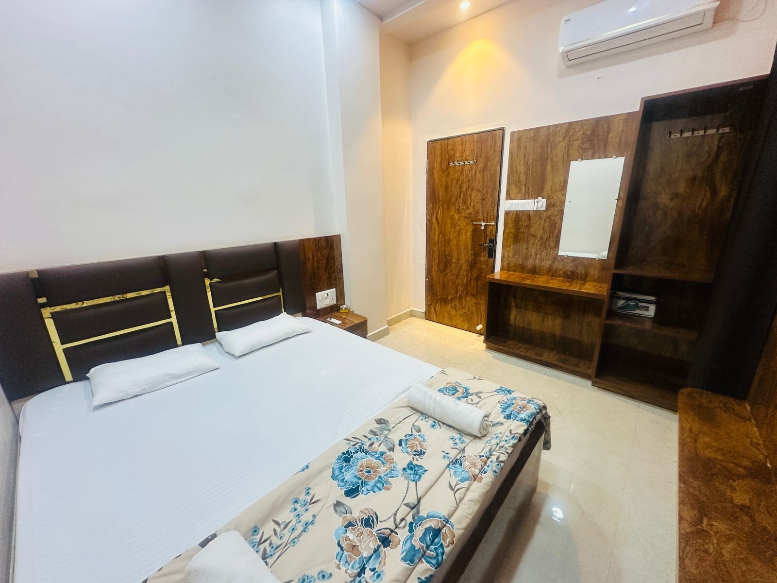 Hotel Family Inn | Your Cozy Stay - Tap to explore photos