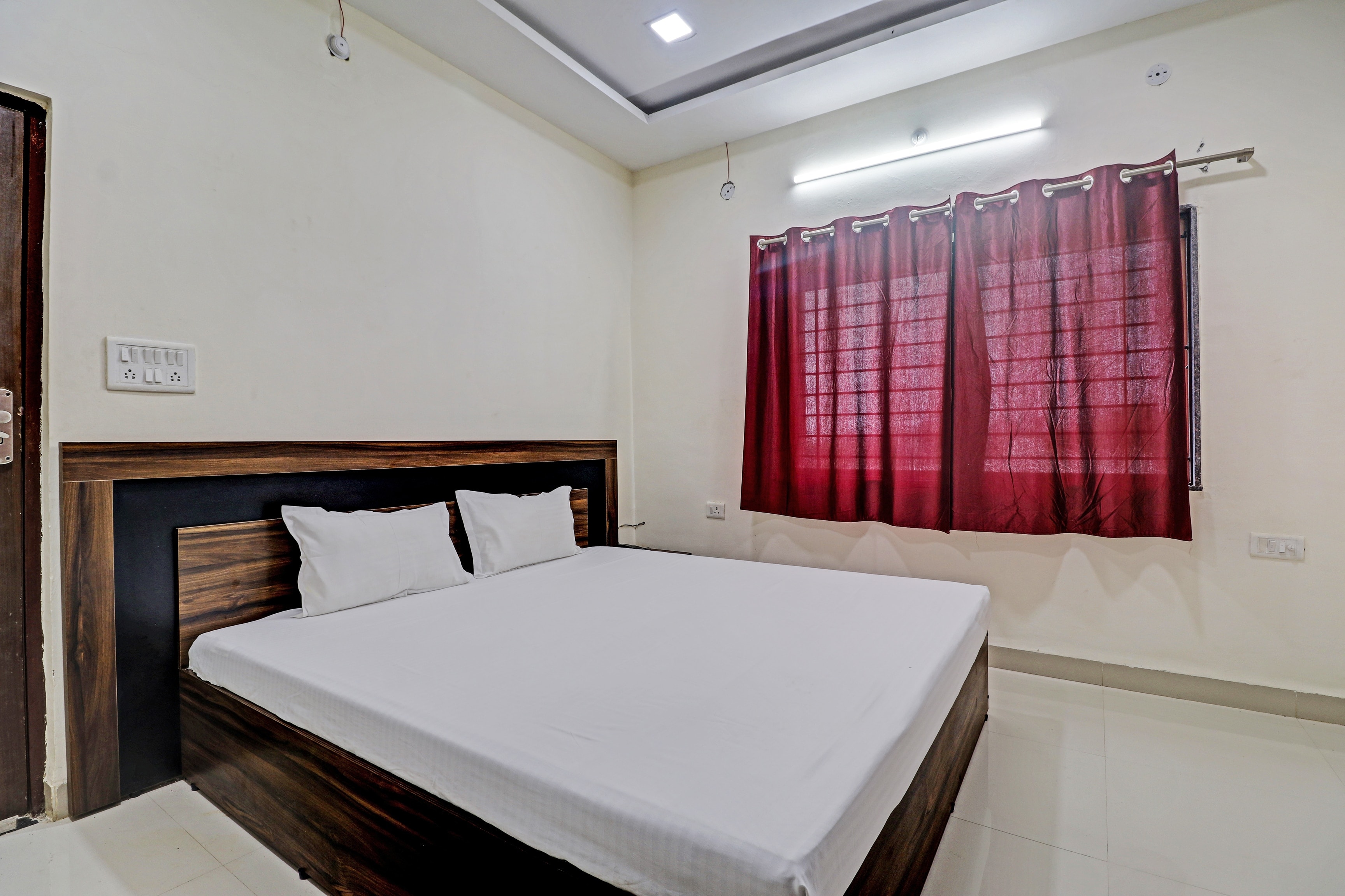 Super HOTEL O MIDWAY TREAT DHAR - Tap to explore photos