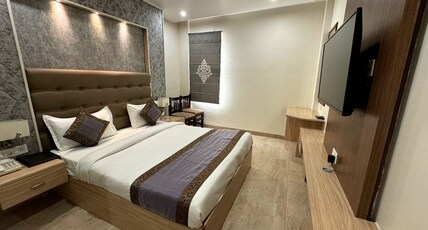 HOTEL RIVER RHYTHM ( 50 mtr. from Assi Ghat ) Room Type - DELUXE DOUBLE