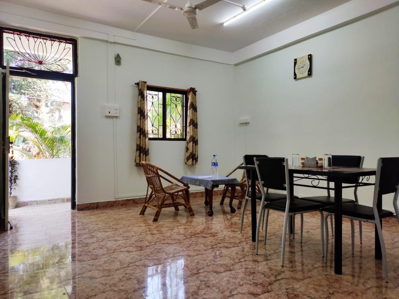 The Lotus Home - Near Marina Park And Aberdeen Bazar - Tap to explore photos