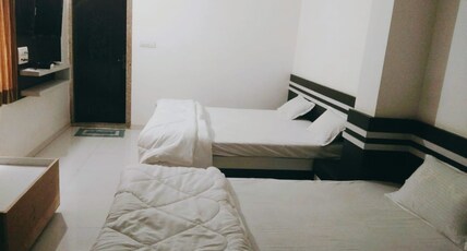 HOTEL BHERWA Room Type - TRIPLE BED ROOM WITH AC (PERSONAL WINDOW)