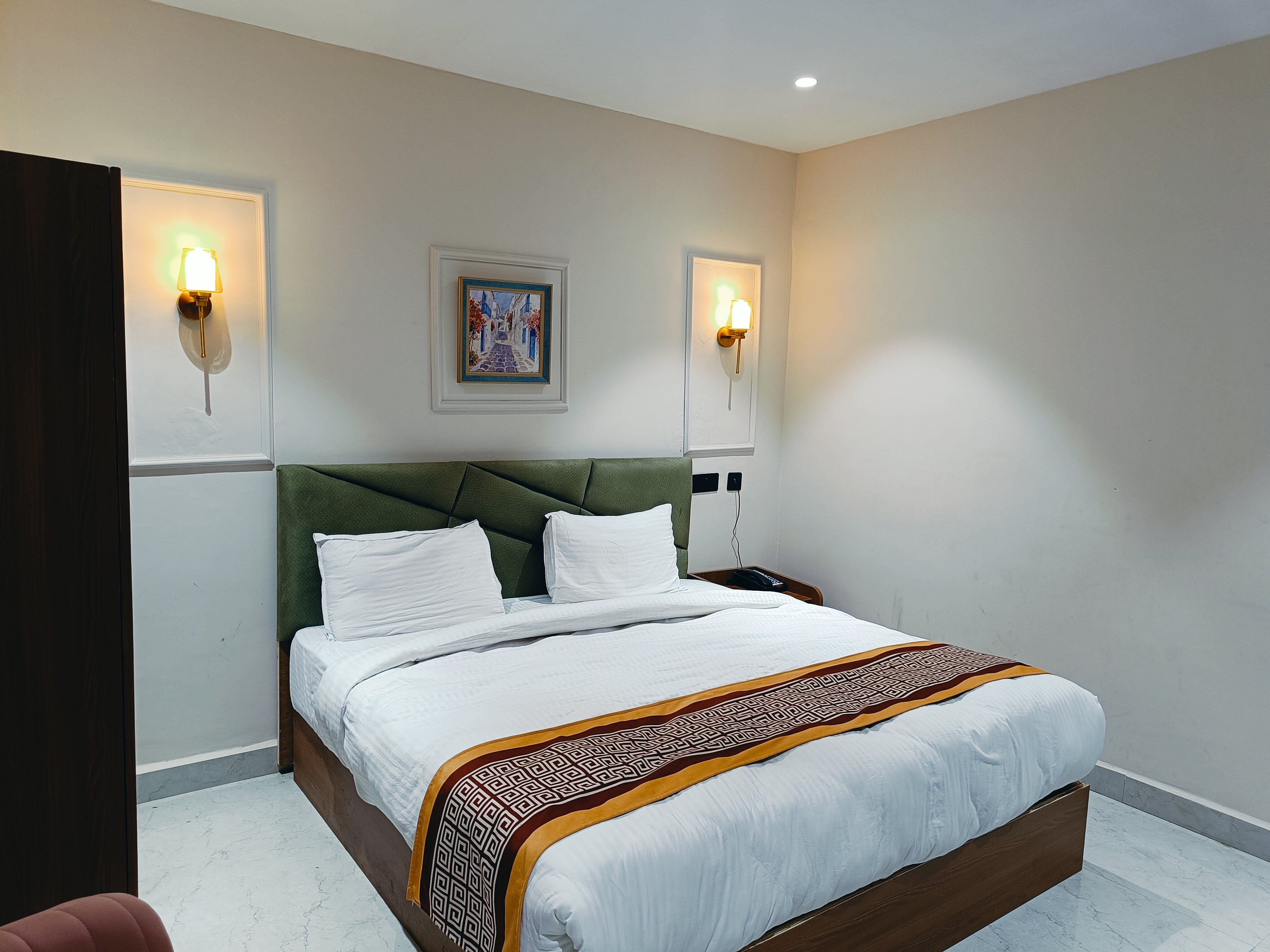 Hotel Supreme Inn - Tap to explore photos