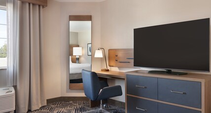 Candlewood Suites WAKE FOREST RALEIGH AREA Room Type - 1 Queen Studio Suite Communications Mobility Accessible Candlewood Suites WAKE FOREST RALEIGH AREA Room Type - 1 Queen Studio Suite Communications Mobility Accessible
