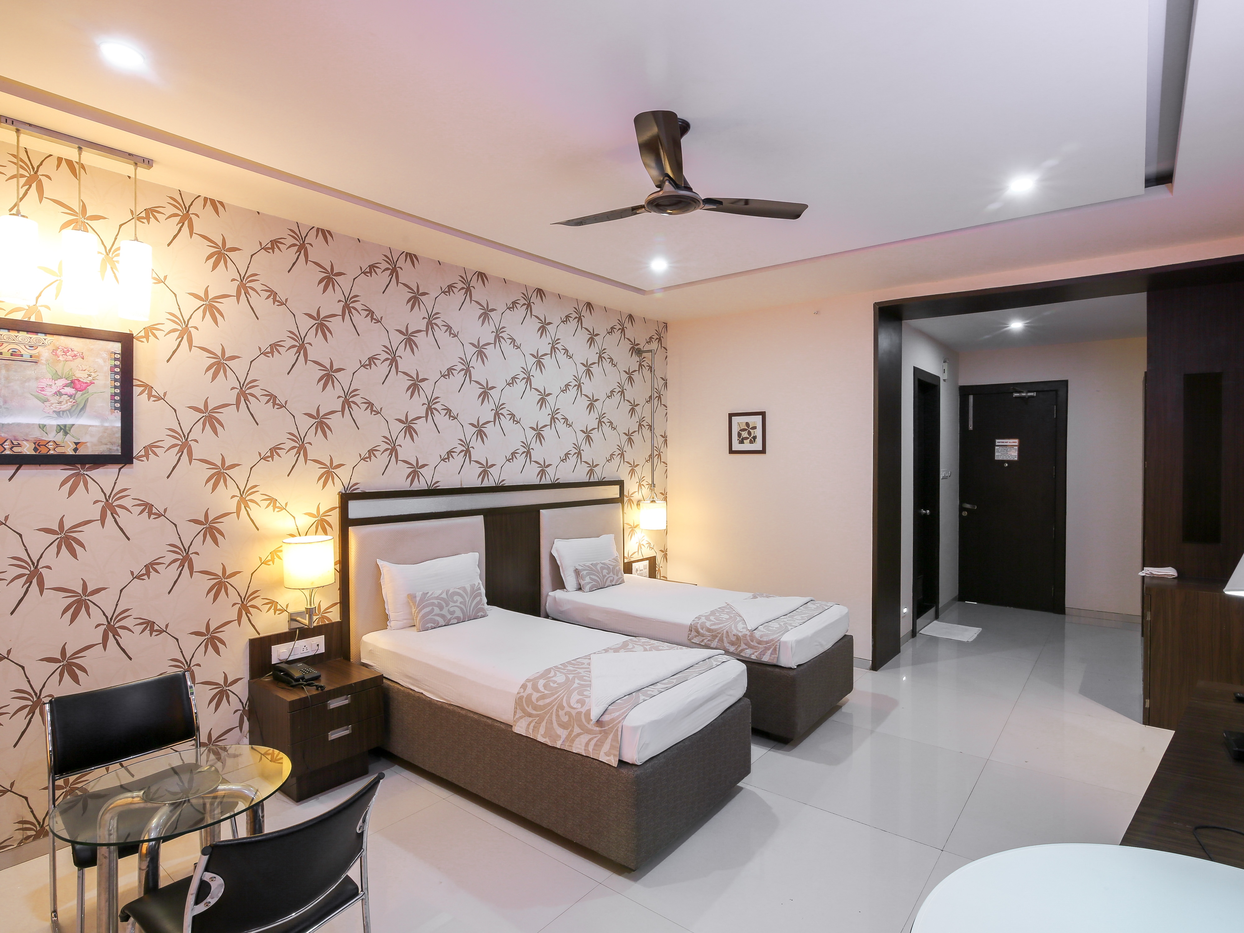 Hotel Shalimar Inn - Tap to explore photos