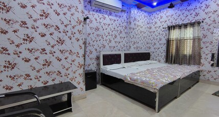 M H LODGE Room Type - King Bed Room