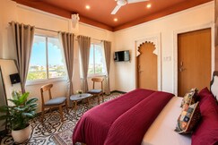 Raahgir Lake View Hostel |10 Metres from Lake Pichola