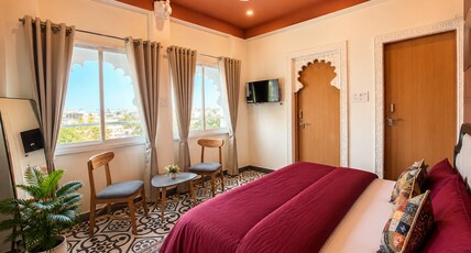 Raahgir Lake View Hostel |10 Metres from Lake Pichola Room Type - Super Deluxe lakeview room
