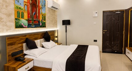THE VINAY HOTEL & BANQUET Room Type - Primium Suit room