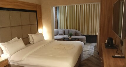 Ashoka Hotel Room Type - Suite room with Bathtub
