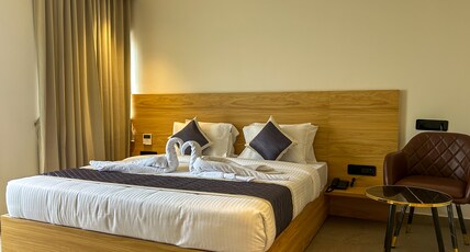 Hotel Orelio Airport Road Room Type - Deluxe AC Room - Queen Bed