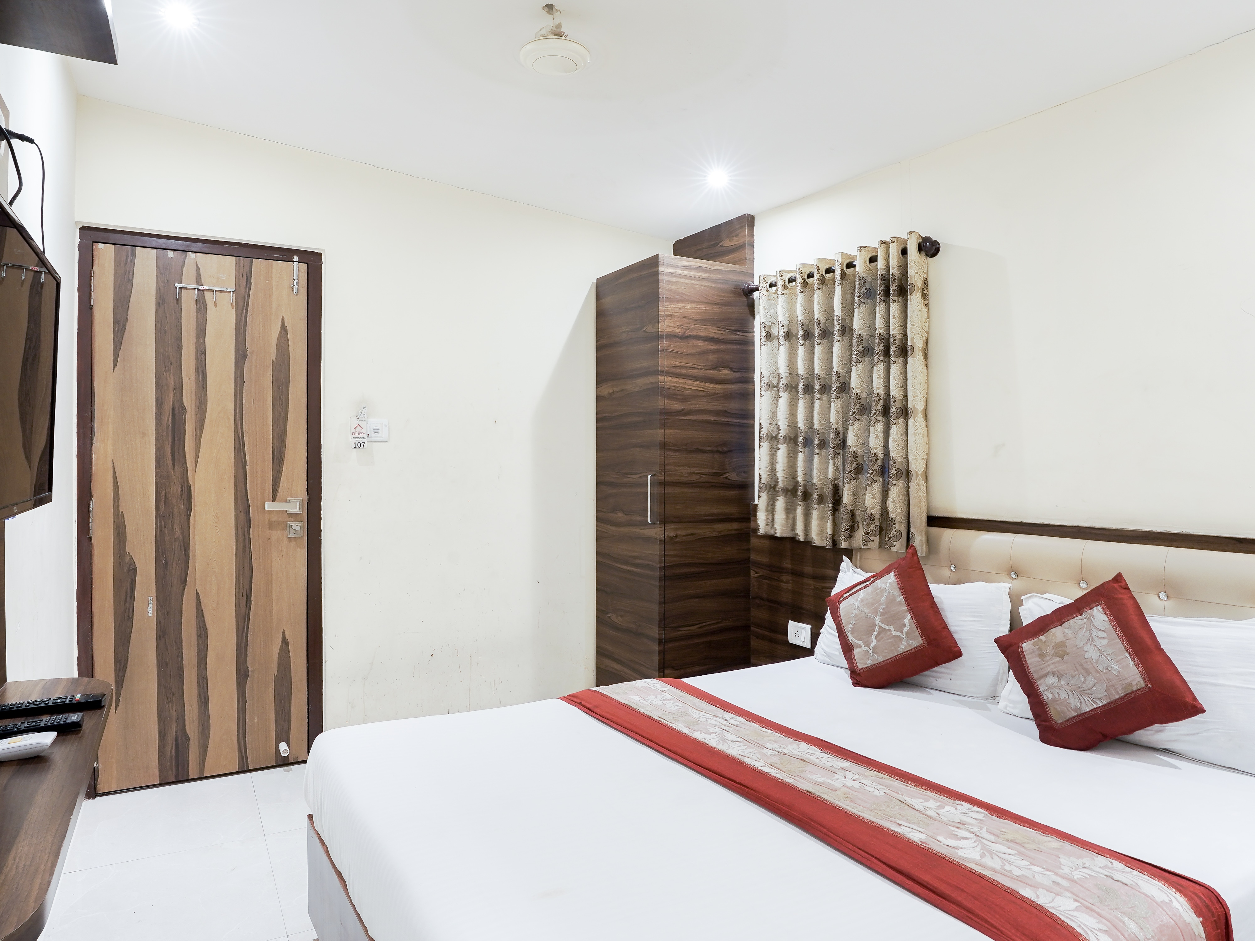 Hotel Ruby - Tap to explore photos