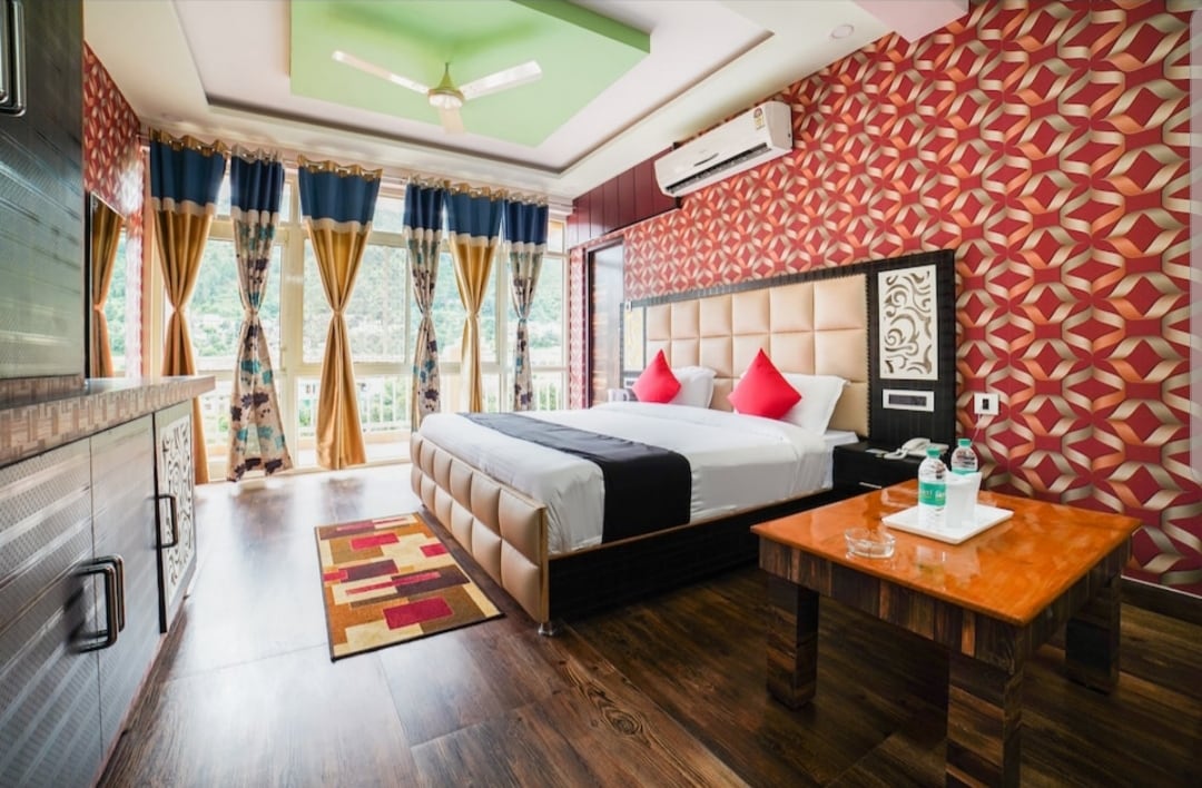 HOTEL SHRI BAGNATH PALACE, Bageshwar - Tap to explore photos