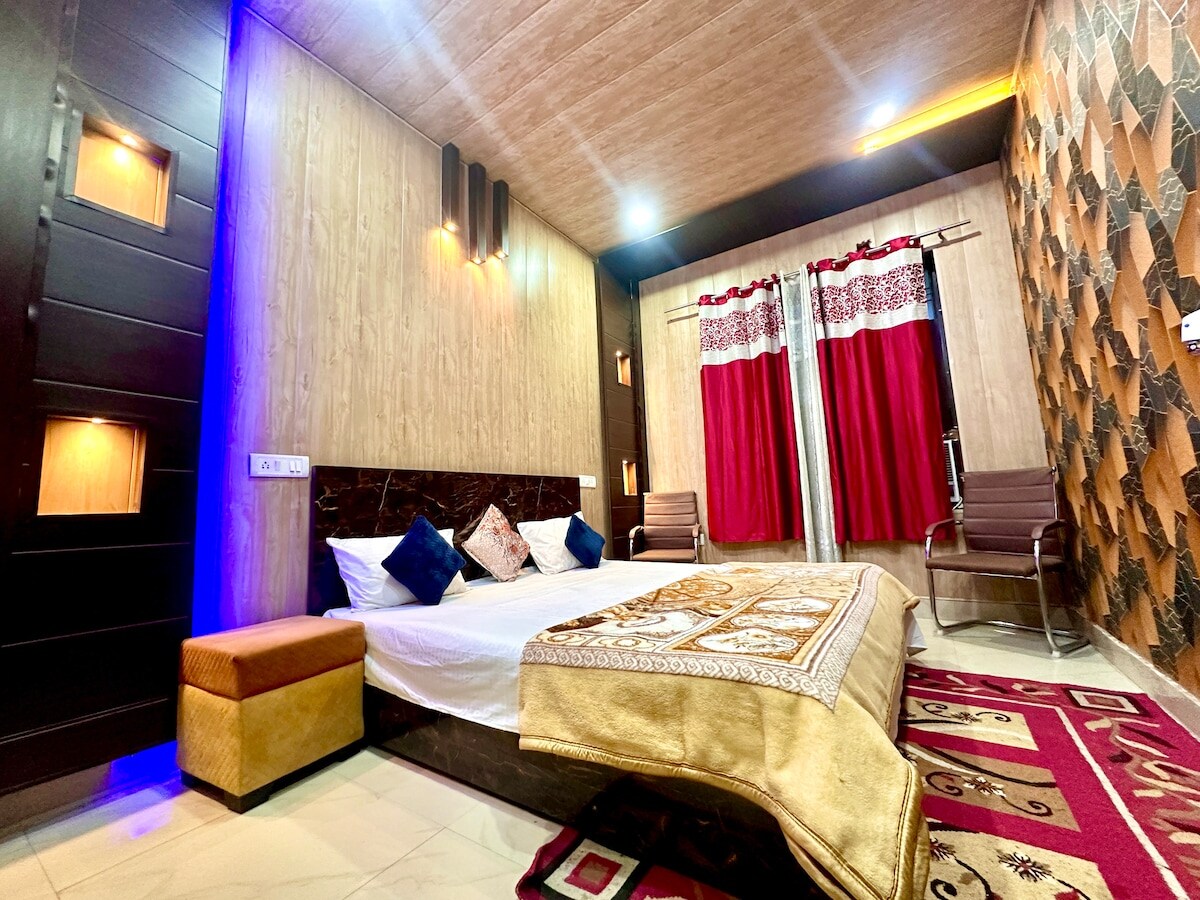Golden Spark Lounge 2BHK Gomti Nagar Lucknow - Tap to explore photos
