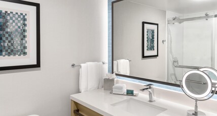 Doubletree Hotel South Bend Room Type - 1 KING BED NONSMOKING