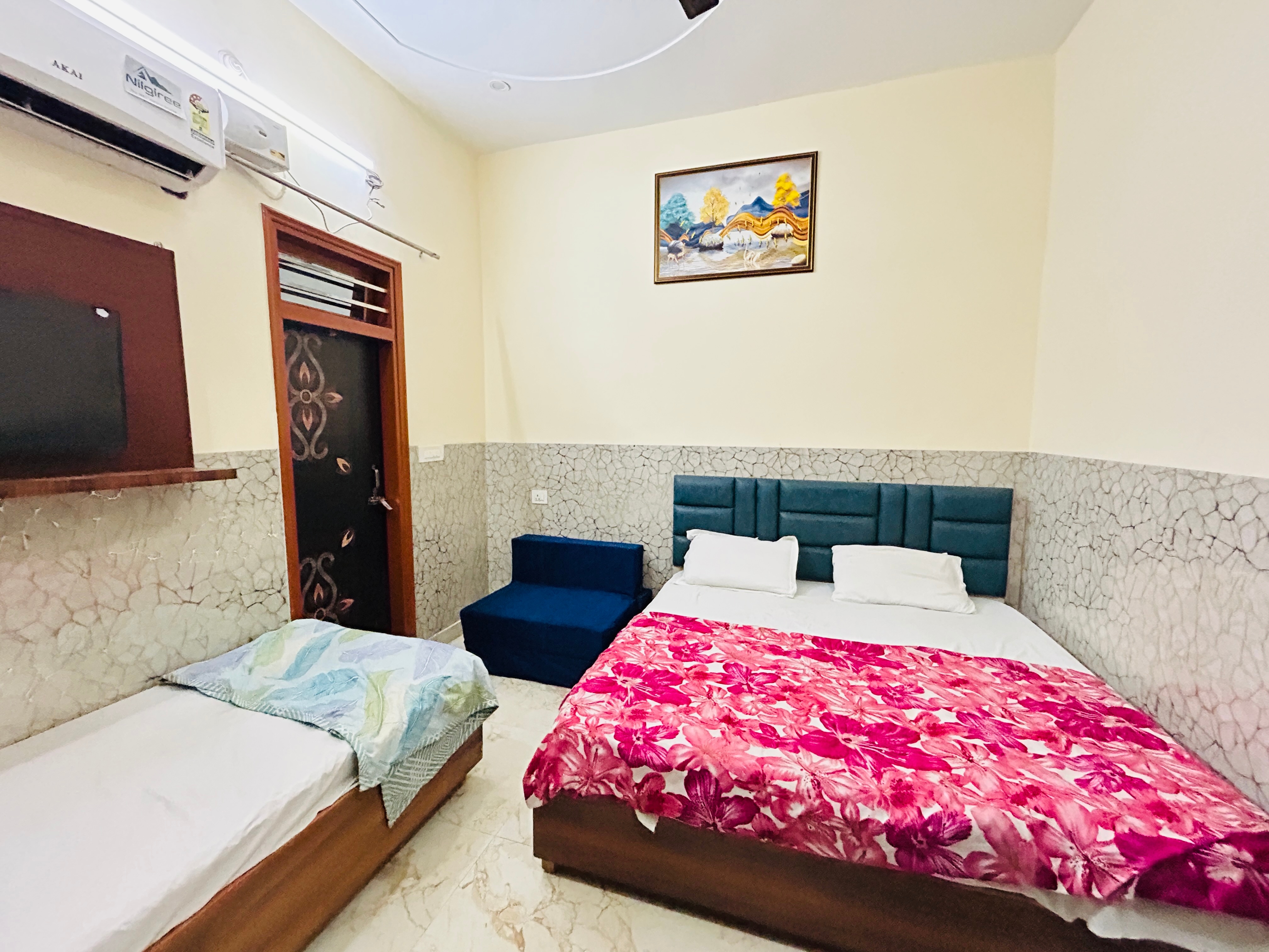 Radhe Shyam Niketan Hotel - Tap to explore photos