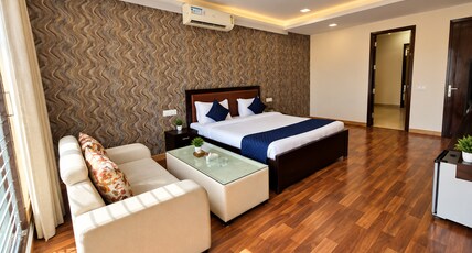 Posh Classic Huda City Center Metro Room Type - Suite Room with Private Balcony and Bathtub Posh Classic Huda City Center Metro Room Type - Suite Room with Private Balcony and Bathtub