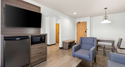 Best Western Plus Caldwell Inn & Suites Room Type - Suite-1 King Bed, Non-Smoking, Larger Room, 2 Flat Screen Tvs, Sitting Area, Sofa, Full Breakfast