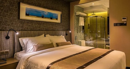 Best Western Plus Maple Leaf Room Type - 1 King Bed, Non-Smoking, Deluxe Room, Flat Screen Television, In-Room Safe, Wi-Fi, Coffee And Tea Ma Best Western Plus Maple Leaf Room Type - 1 King Bed, Non-Smoking, Deluxe Room, Flat Screen Television, In-Room Safe, Wi-Fi, Coffee And Tea Ma