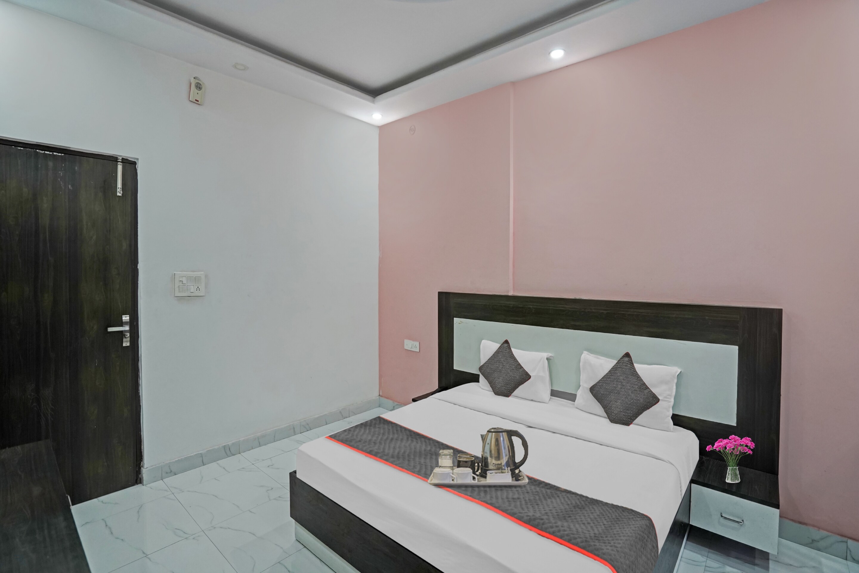 Hotel O Rajvanshi Paradise - Tap to explore photos