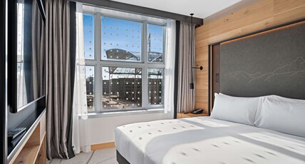 Hilton Munich Airport Room Type - KING GUESTROOM PLUS