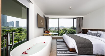 We Hotel Riverfront Room Type - Premier Corner room with River view