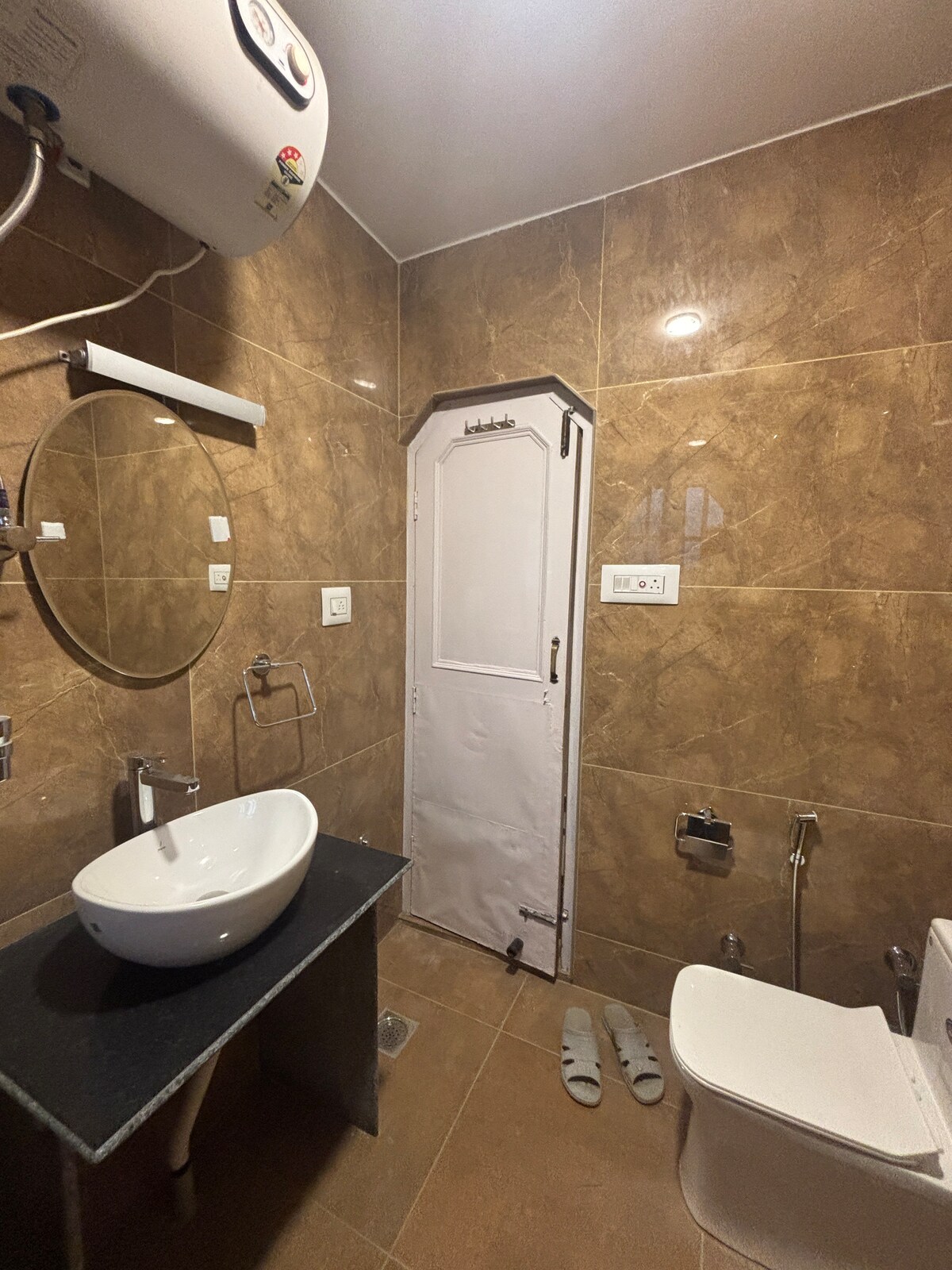 REDHOUSE 3BHK APARTMENT NEAR DAL LAKE - Tap to explore photos