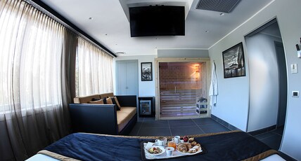Best Western JFK Hotel Room Type - 1 King Bed, Sofabed, Deluxe Room, Sauna, Whirlpool, Shower In Room
