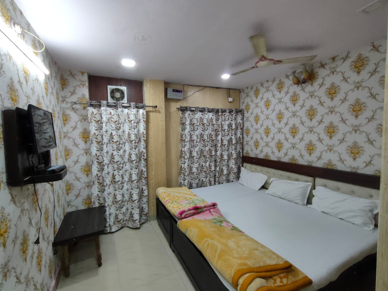 Shree Kashi Guest House | 200 mtr Kashi Vishwanath Temple - Tap to explore photos