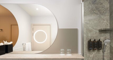 Mercure London Earls Court Room Type - Classic Room with 1 Queen Double Bed with Rainfall Shower Mercure London Earls Court Room Type - Classic Room with 1 Queen Double Bed with Rainfall Shower