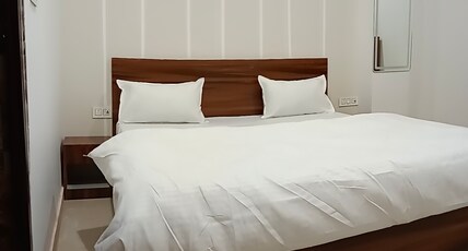 Sindhi Guest House Room Type - Deluxe Room with Air Conditioning