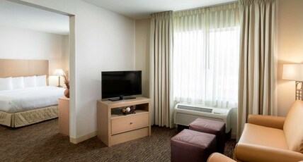 DoubleTree by Hilton Vancouver Room Type - 1 KING 2 QUEEN BEDS NS